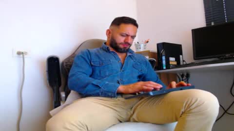 oliver online show from December 20, 6:15 pm