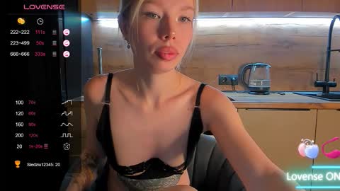 Snapshot of olivia_bells chatting on November 26, 10:00 pm Olivia 3 online show from November 26, 10:00 pm