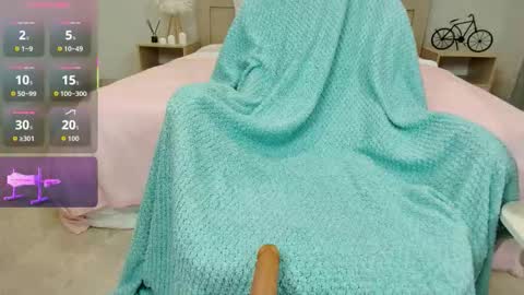 Snapshot of olivia_k_ chatting on September 29, 12:16 am Olivia Hi guys Follow me online show from September 29, 12:16 am