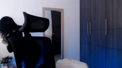 Snapshot of oliviaaa__ chatting on January 3, 2:40 pm oliviaaa__ online show from January 3, 2:40 pm