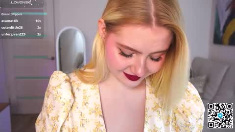 Snapshot of oliviabr0wn chatting on September 12, 2:11 am Olivia online show from September 12, 2:11 am