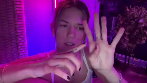 Snapshot of oliviahansleyy chatting on January 28, 4:29 am Olivia online show from January 28, 4:29 am