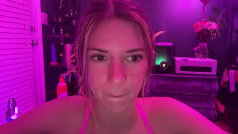 Snapshot of oliviahansleyy chatting on February 15, 1:42 am Olivia online show from February 15, 1:42 am