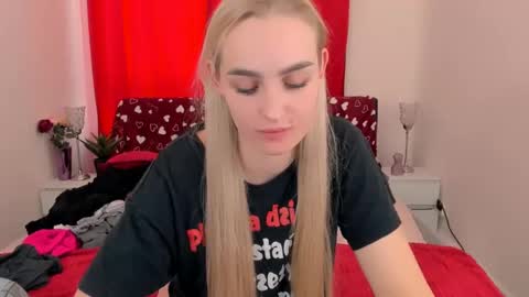 Snapshot of oliviahappy chatting on December 2, 12:51 pm oliviaBeauty online show from December 2, 12:51 pm