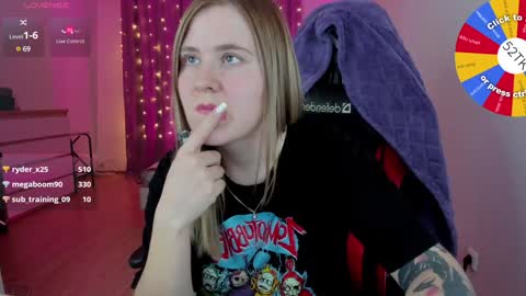 Snapshot of oliviamunk chatting on December 2, 4:09 pm . online show from December 2, 4:09 pm
