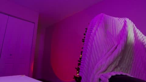 Olivia Owens online show from December 3, 9:33 am