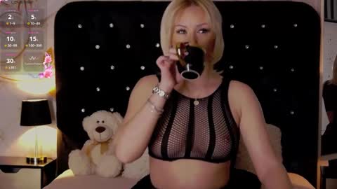 Snapshot of oliviashaw23 chatting on January 23, 4:52 am Olivia online show from January 23, 4:52 am