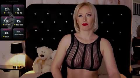 Snapshot of oliviashaw23 chatting on February 11, 7:54 am Olivia online show from February 11, 7:54 am