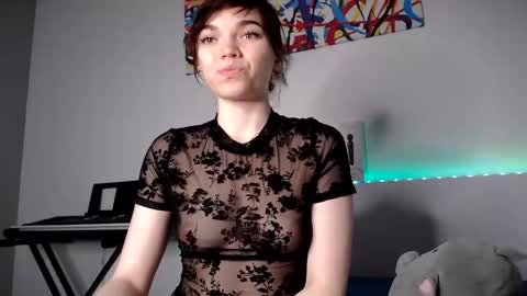 Snapshot of olivka_flower chatting on December 7, 9:22 pm Angelina Lina online show from December 7, 9:22 pm