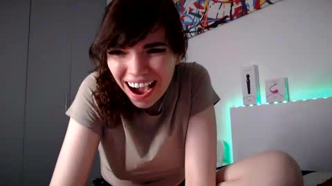 Snapshot of olivka_flower chatting on December 18, 12:21 am Angelina Lina online show from December 18, 12:21 am
