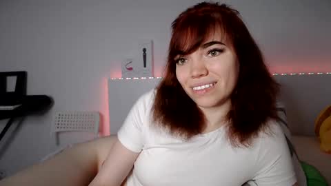 Snapshot of olivka_flower chatting on December 20, 9:28 pm Angelina Lina online show from December 20, 9:28 pm