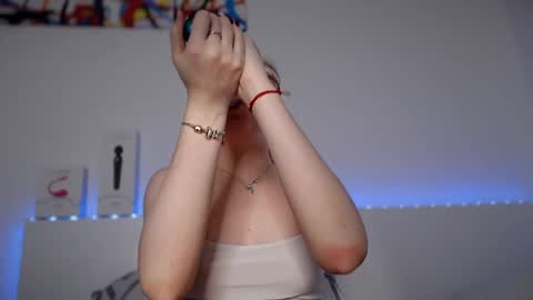 Snapshot of olivka_flower chatting on February 1, 1:34 am Angelina Lina online show from February 1, 1:34 am