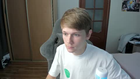 Snapshot of olvr_zoolander chatting on November 17, 10:04 pm Oliver and Mira online show from November 17, 10:04 pm