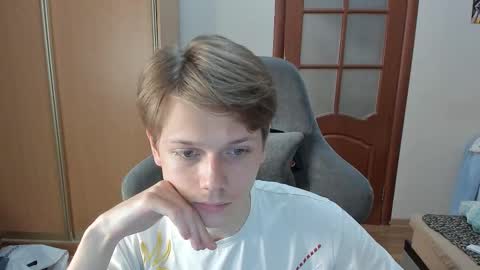 Snapshot of olvr_zoolander chatting on December 17, 9:43 pm Oliver and Mira online show from December 17, 9:43 pm