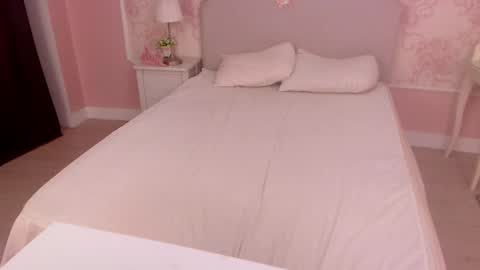 Snapshot of oneblondenicole chatting on December 24, 5:49 am Nicole online show from December 24, 5:49 am