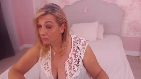 Snapshot of oneblondenicole chatting on October 19, 4:46 am Nicole online show from October 19, 4:46 am