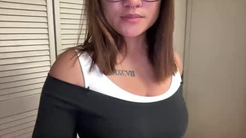 Snapshot of oohhellothere chatting on November 3, 7:31 am Miss Girly online show from November 3, 7:31 am