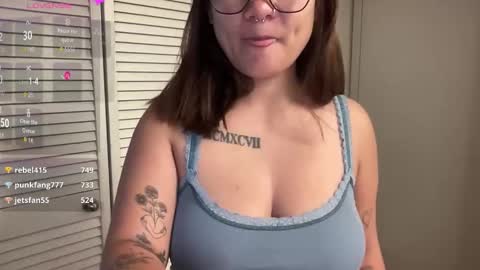 Snapshot of oohhellothere chatting on November 12, 8:19 pm Miss Girly online show from November 12, 8:19 pm