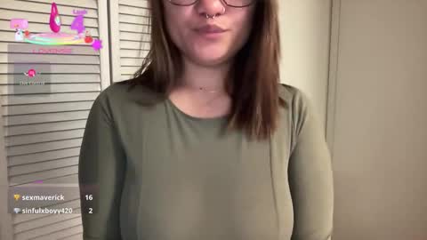 Snapshot of oohhellothere chatting on November 13, 8:35 am Miss Girly online show from November 13, 8:35 am