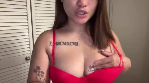 Snapshot of oohhellothere chatting on November 18, 8:57 pm Miss Girly online show from November 18, 8:57 pm