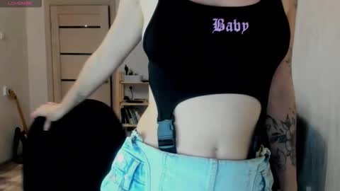 Snapshot of oops_britney chatting on November 18, 5:17 pm Britney online show from November 18, 5:17 pm