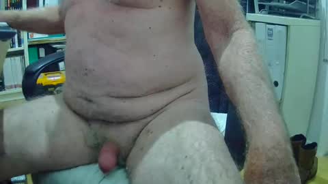 Snapshot of oren57 chatting on January 1, 9:41 pm oren online show from January 1, 9:41 pm