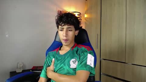 Snapshot of ostin_18hot chatting on December 19, 12:45 am ostin 18hot online show from December 19, 12:45 am