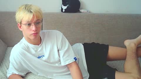 Snapshot of ostin_meoww chatting on December 3, 8:38 am Ostin online show from December 3, 8:38 am