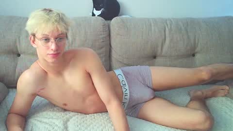 Snapshot of ostin_meoww chatting on December 4, 7:39 am Ostin online show from December 4, 7:39 am