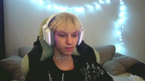 Snapshot of ostin_meoww chatting on December 6, 10:38 am Ostin online show from December 6, 10:38 am