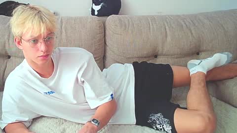 Snapshot of ostin_meoww chatting on December 7, 7:49 am Ostin online show from December 7, 7:49 am