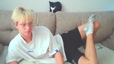 Snapshot of ostin_meoww chatting on December 8, 8:20 am Ostin online show from December 8, 8:20 am