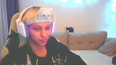 Snapshot of ostin_meoww chatting on December 9, 11:26 am Ostin online show from December 9, 11:26 am