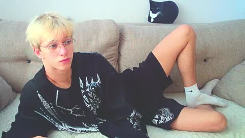 Snapshot of ostin_meoww chatting on December 10, 8:30 am Ostin online show from December 10, 8:30 am