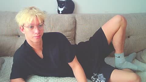 Snapshot of ostin_meoww chatting on December 15, 8:19 am Ostin online show from December 15, 8:19 am