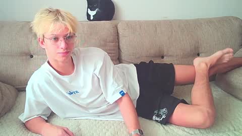 Snapshot of ostin_meoww chatting on December 20, 6:40 am Ostin online show from December 20, 6:40 am