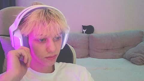 Snapshot of ostin_meoww chatting on December 27, 4:43 pm Ostin online show from December 27, 4:43 pm