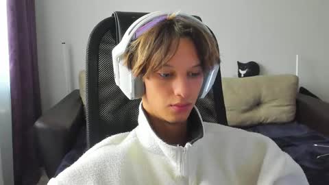 Snapshot of ostin_meoww chatting on September 24, 8:17 am Ostin online show from September 24, 8:17 am