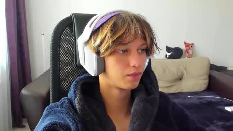 Snapshot of ostin_meoww chatting on October 13, 7:41 am Ostin online show from October 13, 7:41 am