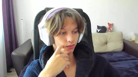 Snapshot of ostin_meoww chatting on October 15, 7:52 am Ostin online show from October 15, 7:52 am