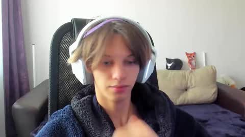 Snapshot of ostin_meoww chatting on October 28, 7:45 am Ostin online show from October 28, 7:45 am