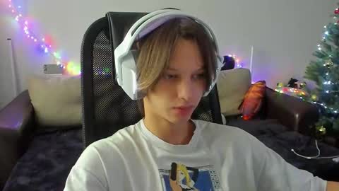 Snapshot of ostin_meoww chatting on December 2, 8:30 am Ostin online show from December 2, 8:30 am