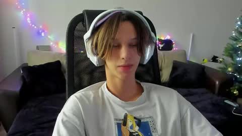 Snapshot of ostin_meoww chatting on December 3, 7:38 am Ostin online show from December 3, 7:38 am