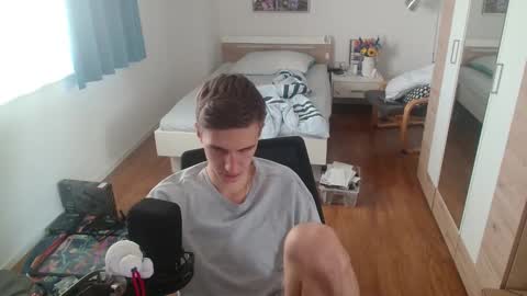 OverkneeBabe online show from March 10, 7:46 am