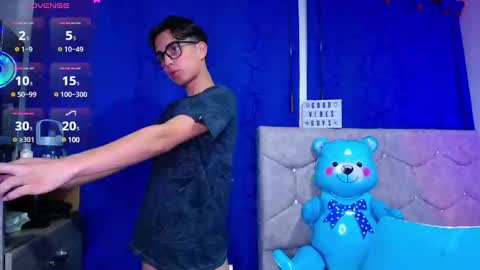 Owen  Independent model  online show from December 3, 6:04 am