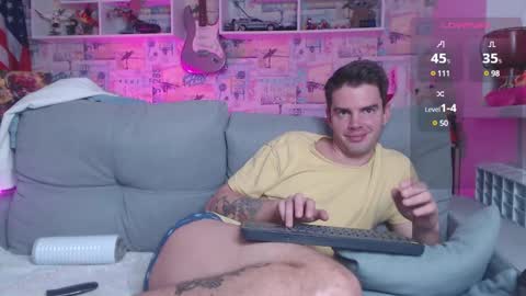 Snapshot of oxmikexo chatting on December 17, 2:44 pm Mike online show from December 17, 2:44 pm