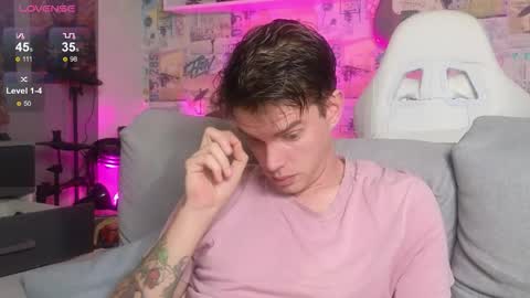 Snapshot of oxmikexo chatting on November 24, 1:11 pm Mike online show from November 24, 1:11 pm