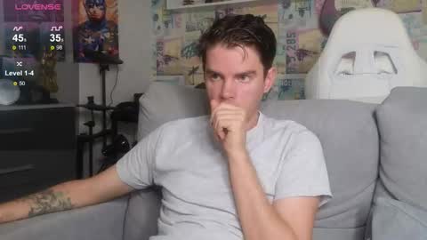 Snapshot of oxmikexo chatting on December 3, 12:25 pm Mike online show from December 3, 12:25 pm