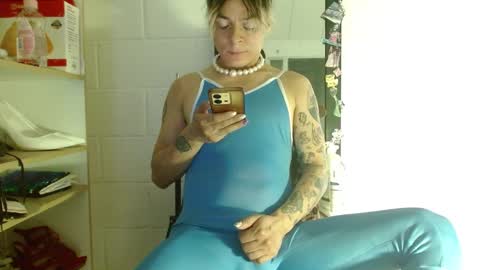 Snapshot of oxxy_jean chatting on December 5, 12:19 am Jeannifer online show from December 5, 12:19 am