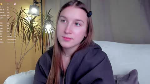 Snapshot of oziecarmona chatting on November 22, 1:15 am Caroline or just Lina online show from November 22, 1:15 am